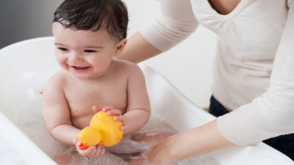 Đặt bé trong bồn tắm sẽ giúp mẹ cọ rửa dễ hơn cho bé